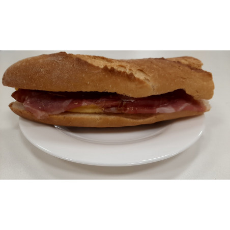 BOCADILLO JUEVES: Tortilla francesa con jamón serrano